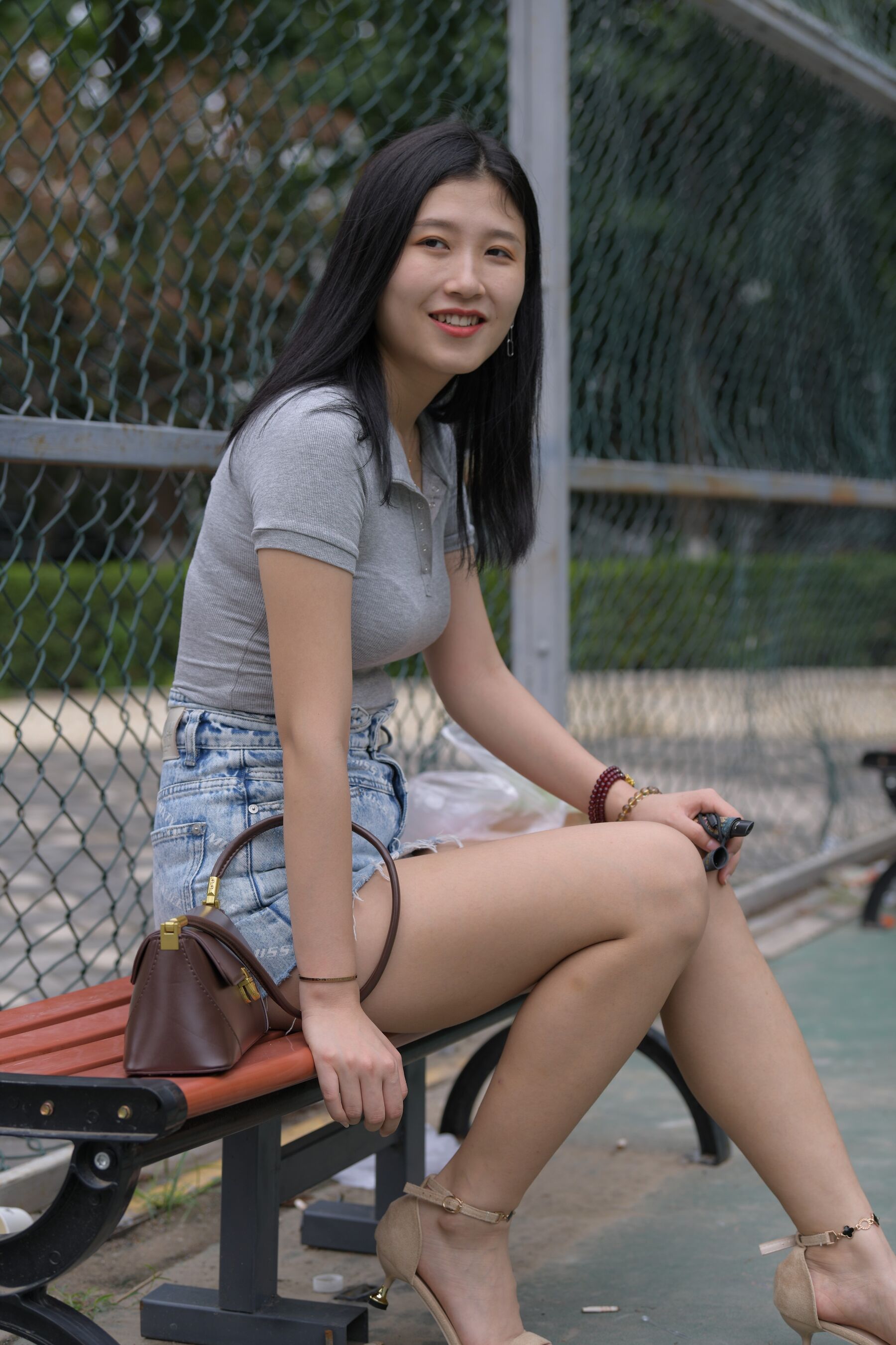 牛仔短裙美女魔镜街拍