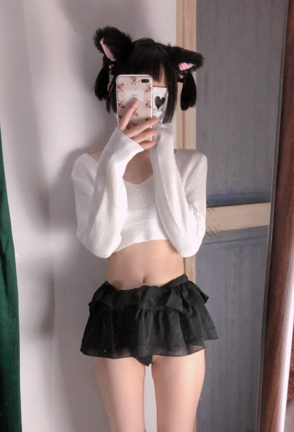 猫耳骨感小美女露脐装室内自拍大尺度套图
