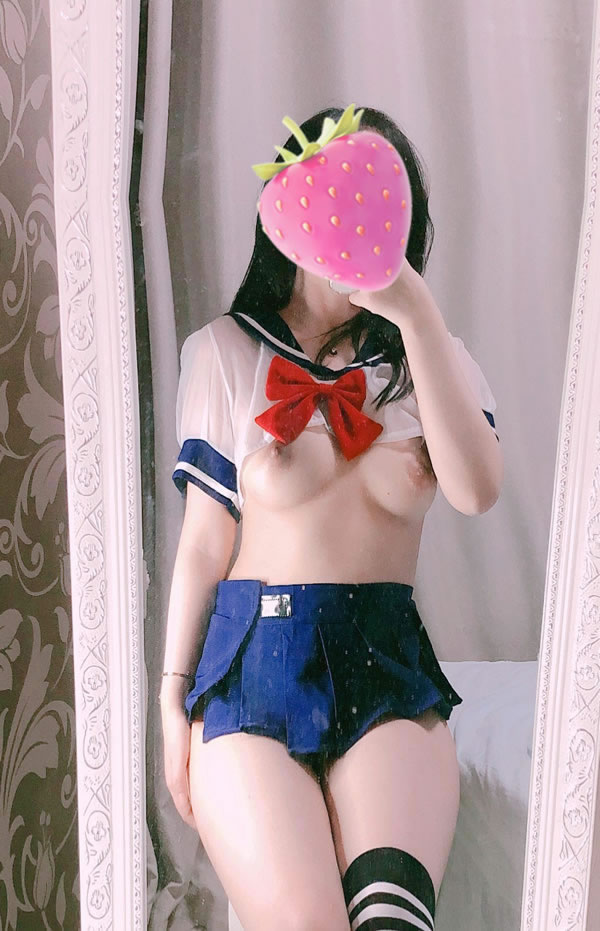 网红美女朵朵酱室内对镜自拍露出套图2