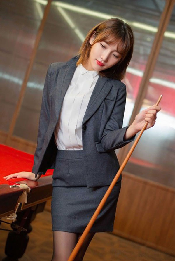 女神陆萱萱午夜台球室的诱惑