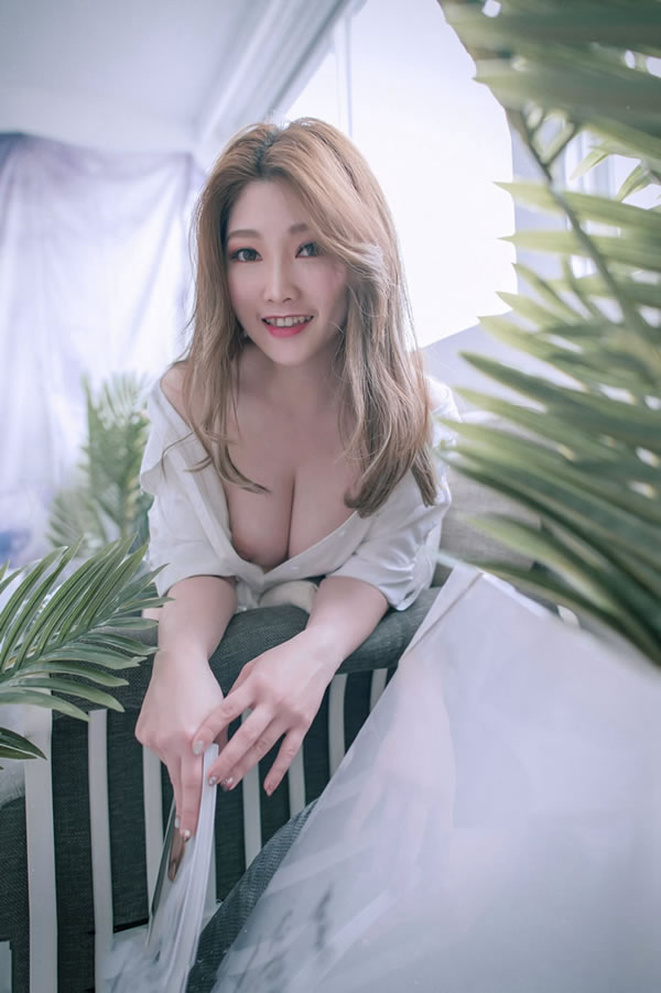 长发飘飘的柜姐来家里看书脱光以身报恩