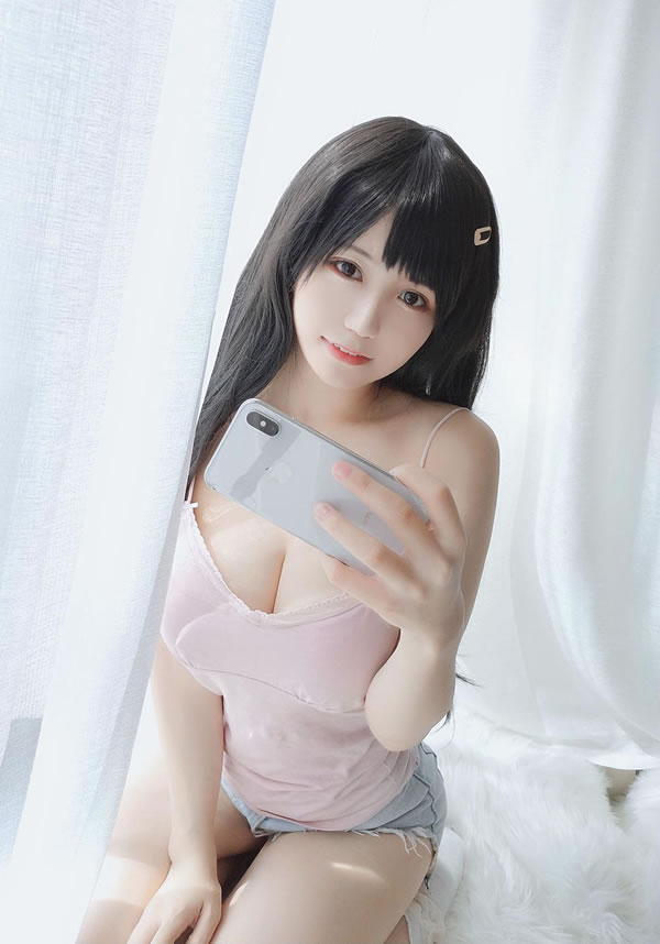 甜美的粉色吊带少女爆乳居家私拍图集