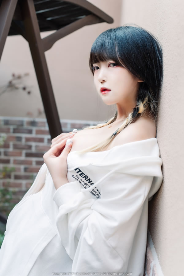 粉粉的妹子户外白色大衣私拍人体图集