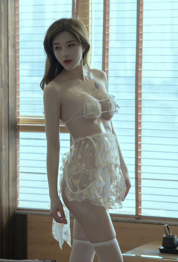 鹿八岁透视网纱内衣胴体诱人