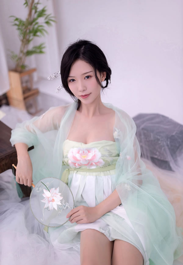 抖娘利世小团扇轻纱罗裙写真婉约动人