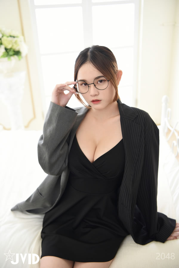 正点女秘书黎妍的午休时光