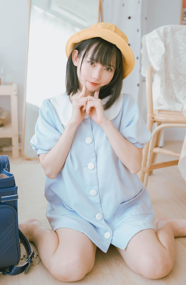 清新小美女Azuki背包私拍丝足诱惑