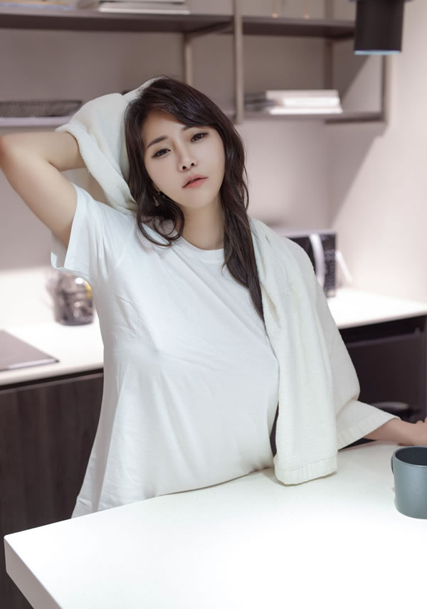 爆乳女神乐乐的清晨洗白白无圣光图集