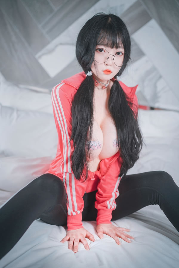 穿粉红运动衣的Aram双马尾居家诱惑图集