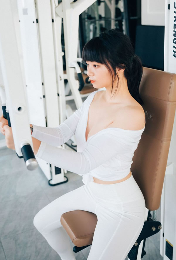 健身室里的白衣女生运动进行式尺度图集