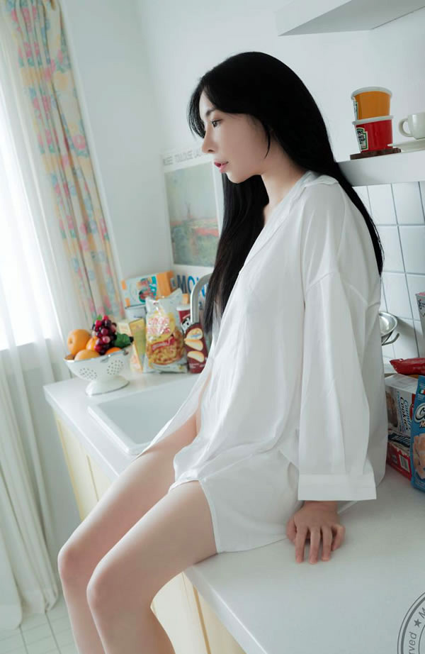 奶味小美女Malrang居家白衬衣无圣光图集