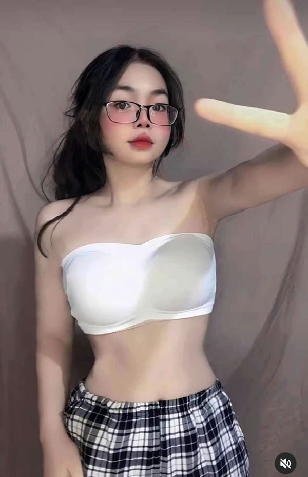 娇憨小美女居家私拍无圣光人体图集