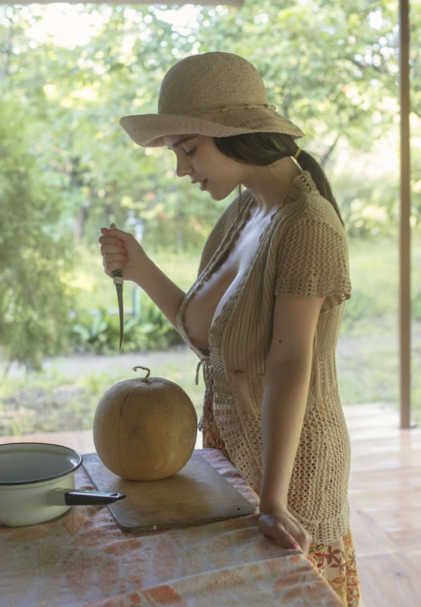 乌克兰摄影师田园风+反战唯美人体图集