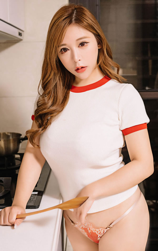 娇嫩爆乳女神本垒奈香艳围裙无圣光诱惑