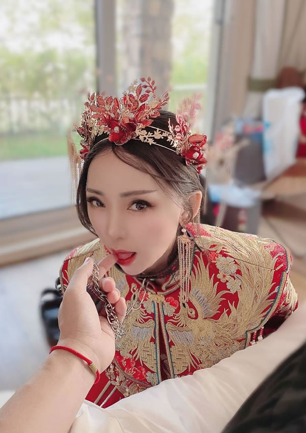 韵味十足反差婊兔兔中式新娘装尺度图集