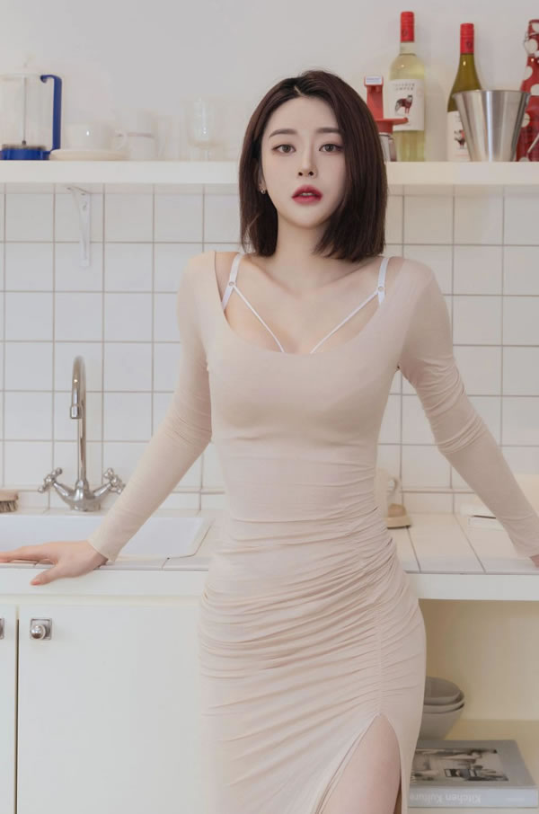 美艳姐姐肤色长裙无圣光写真上演人妻诱惑