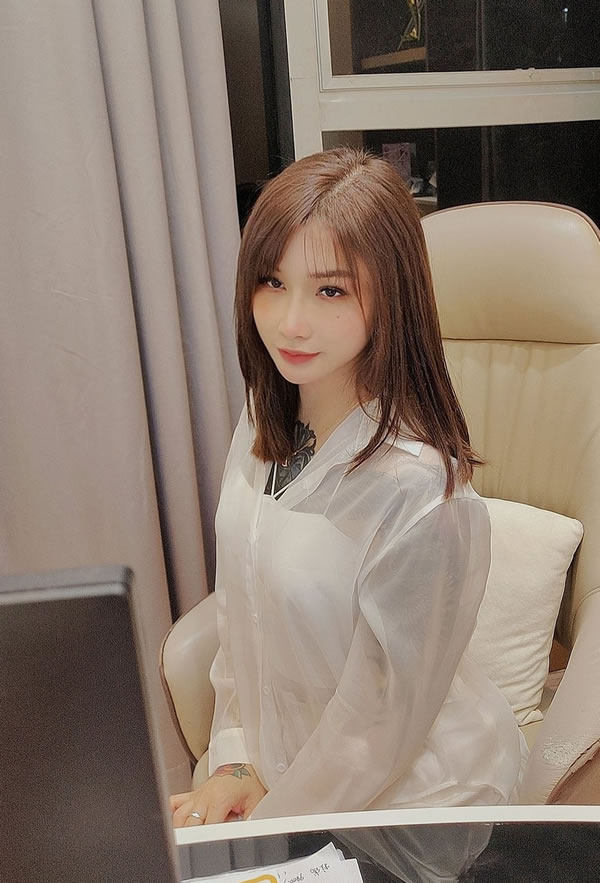 喜爱纹身的美女@yukiiibb私拍尺度图集