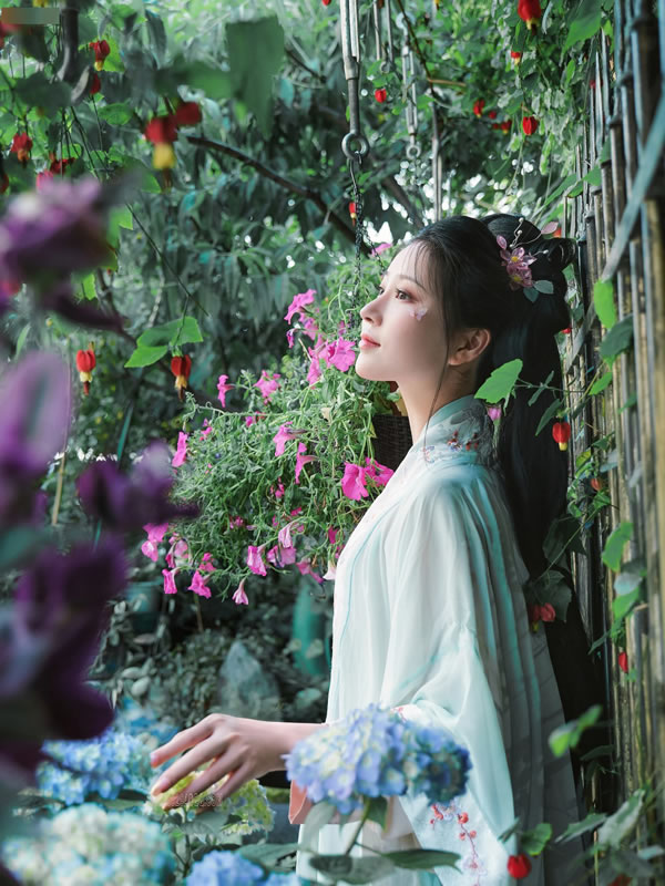 极品女神年年花间集犹若仙子翩翩入红尘