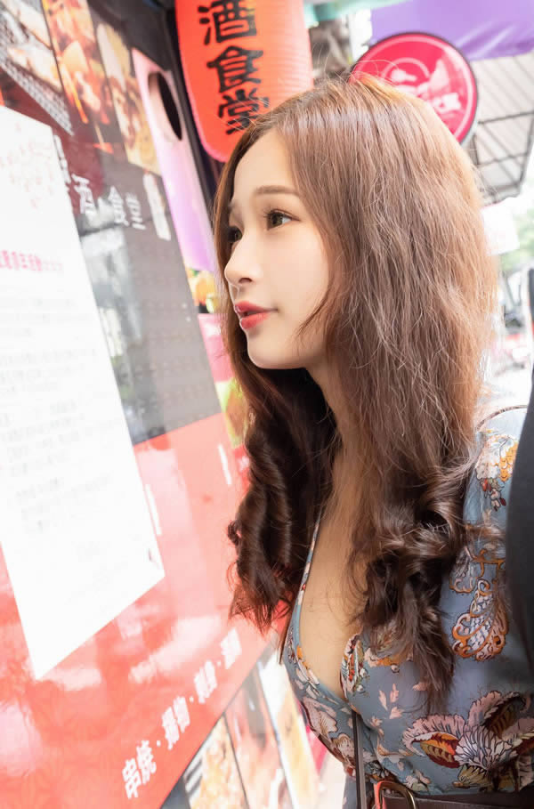 超正点嫩妹婕咪进入街头酒屋里的情事