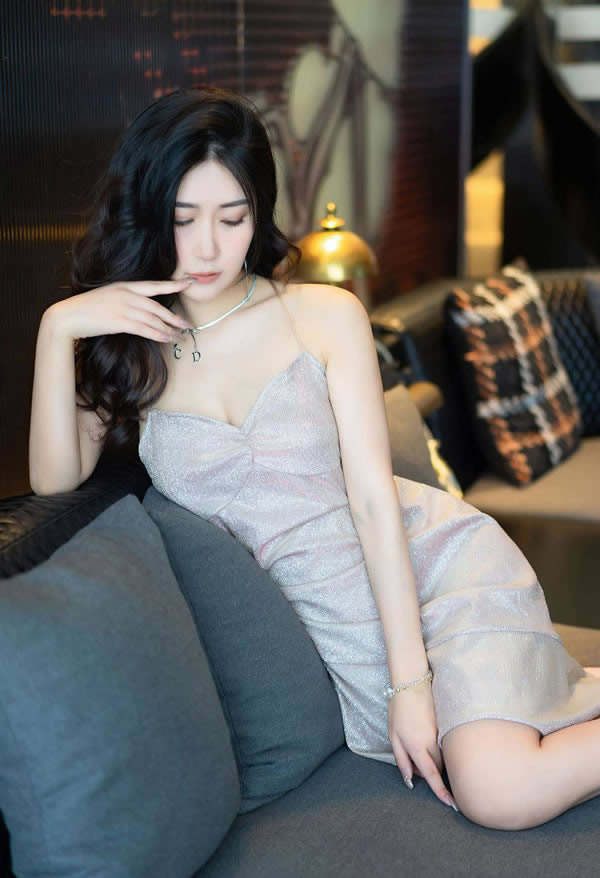 美貌女子阿姣一袭长裙犹若男人们的白月光