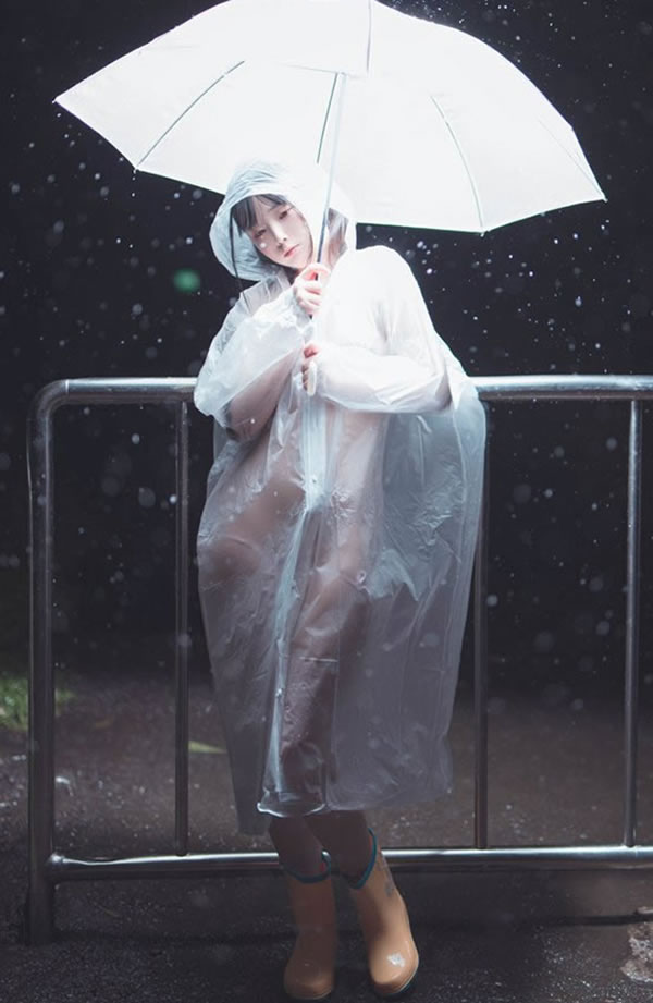 福利姬落落Raku – 真空雨衣+万圣节女巫