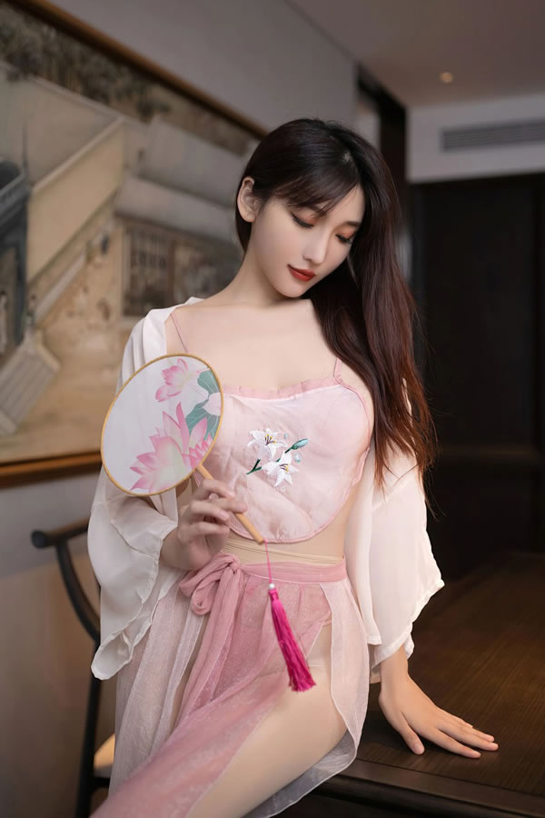 手执团扇的美女陆萱萱嫣然一笑众生迷