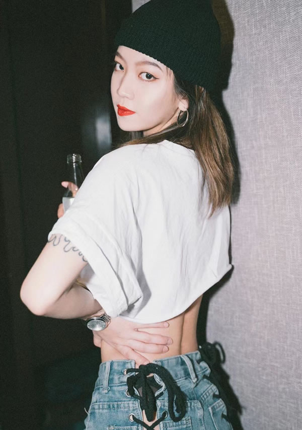 漂亮嫩模Queenie私拍展现青春人体正当时