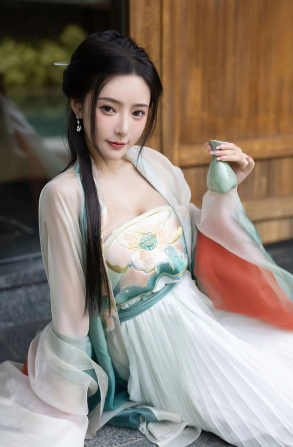 美貌汉服女子王馨瑶自斟自饮情幽幽