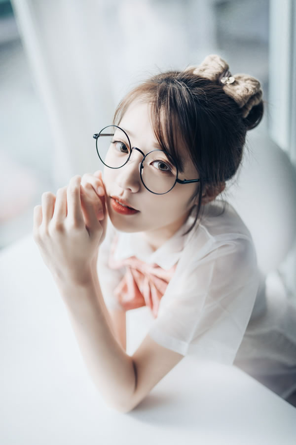 宝藏女孩妍妍透明制服粉粉的露出写真