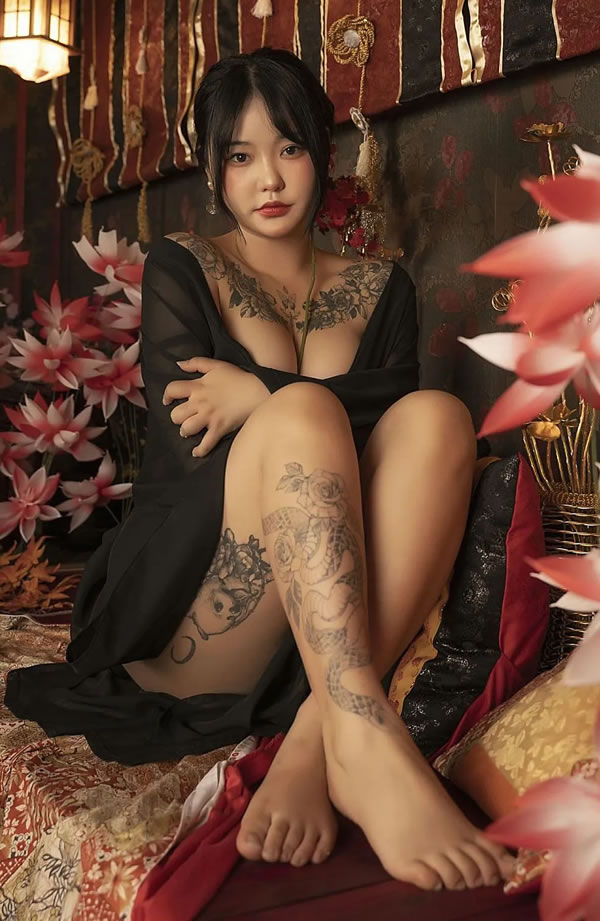 酒屋里的丰满美女纹身与衣物的诱惑