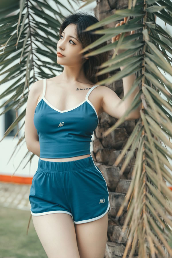 晨跑的快乐女生短衣运动装小露性感