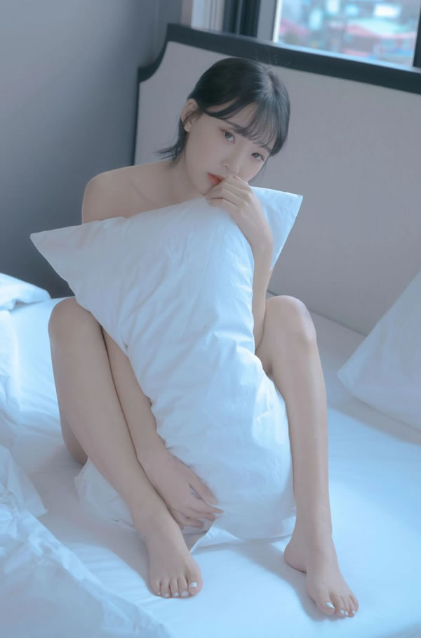 胸部丰满的清秀女生居家诱惑调教写真