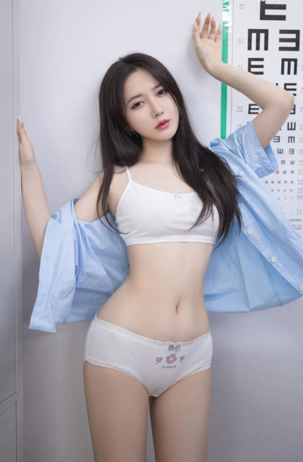 漂亮女生鱼子酱Fish入学体检白嫩胴体