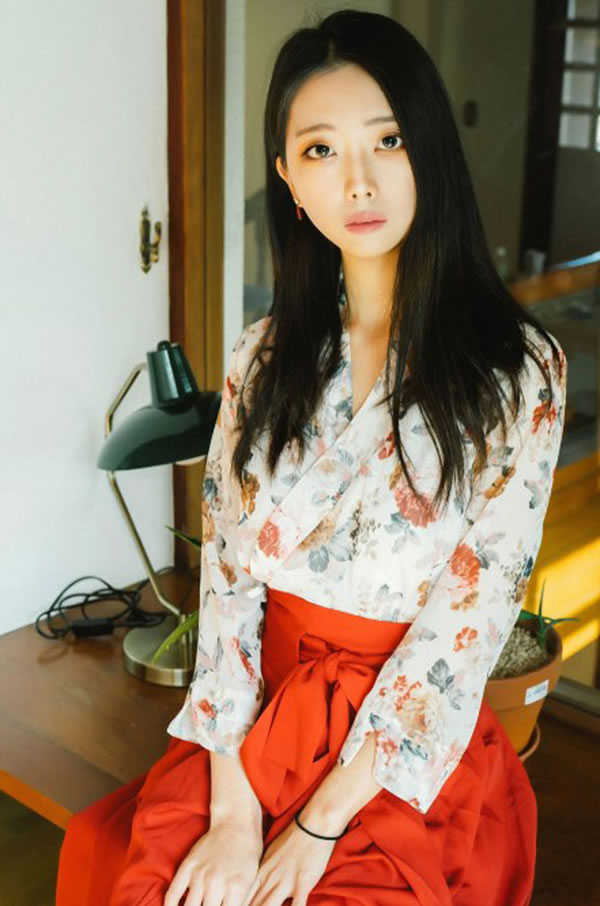 知性美女Mona红艳裙摆福利写真肌肤胜雪