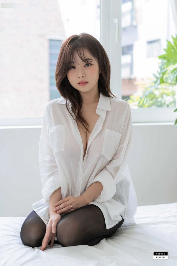 白衣丰乳美女居家小清新私拍写真