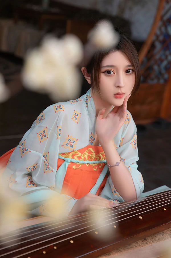 古风美女夏甜甜闺房里小露香肩姿势撩人