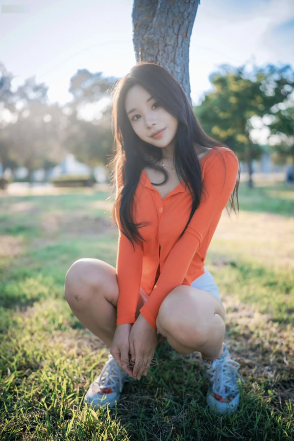 清新小美女Zzyuri热裤紧身衣户外阳光写真