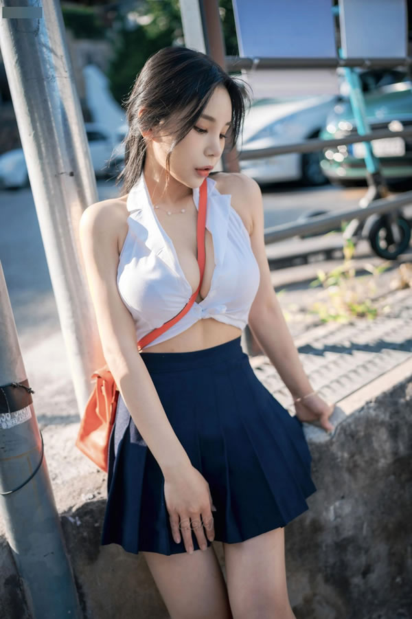 清新小美女Zzyuri深V美乳JK写真性感外露