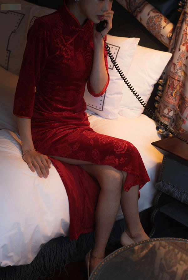 民国风旗袍美女Romi的间谍计划之饮酒壮胆