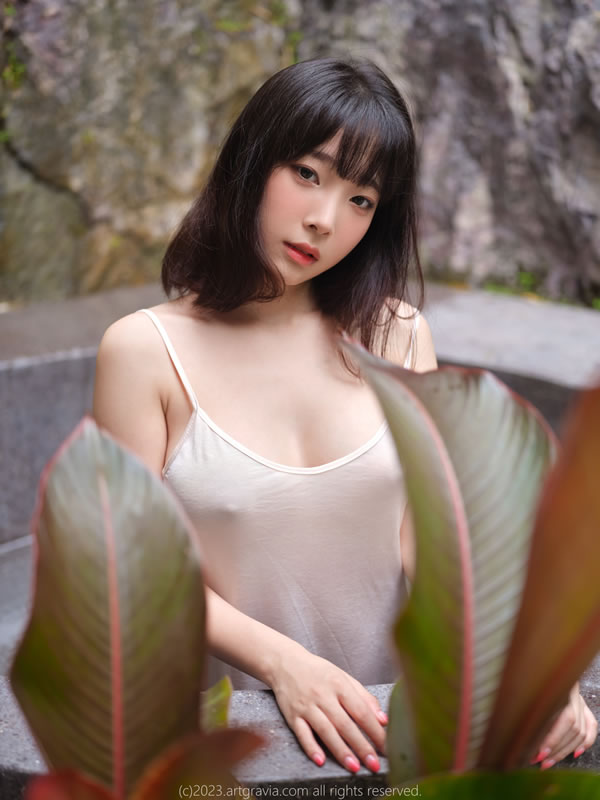 丰满美女姜仁卿白色吊裙户外湿身胴体尽现