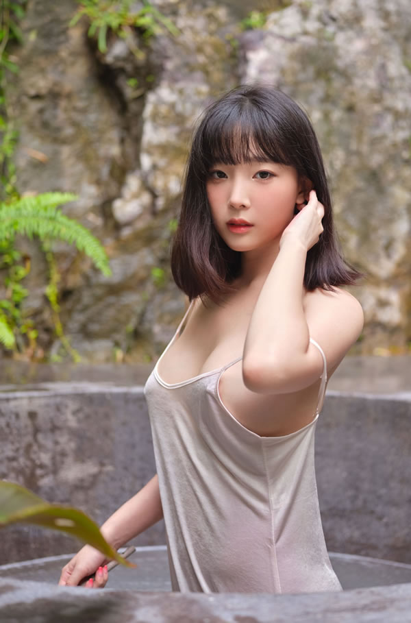 丰满美女姜仁卿白色吊裙户外温泉湿身写真