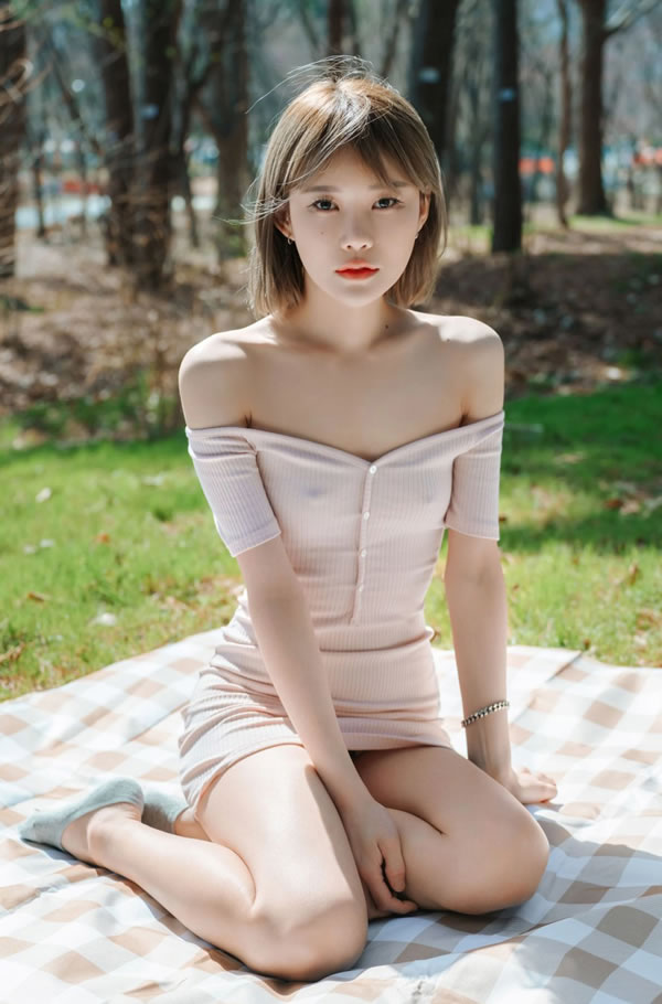 树林里的美女Romi紧身衣修长美腿遮不住