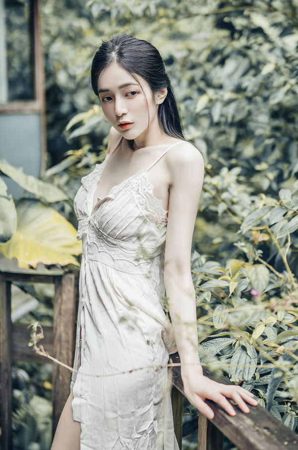 可爱小美女辰辰清晨吊带睡衣小露性感