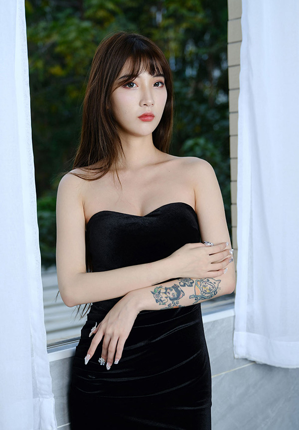 美女模特白雪室内私拍福利写真身材修长