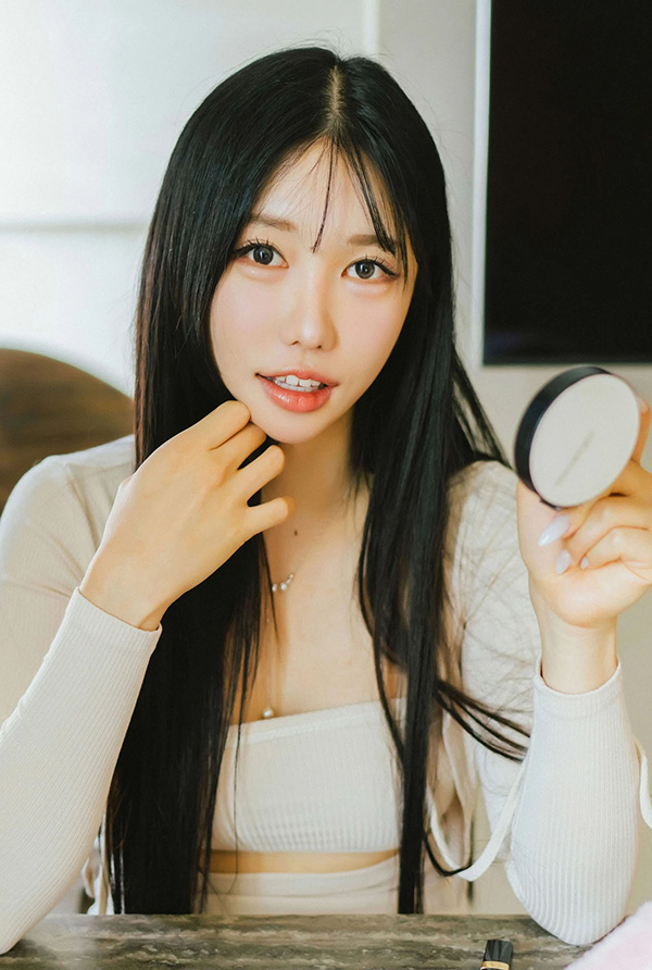 直播间里的美女Yunjin大大方方展现完美胴体