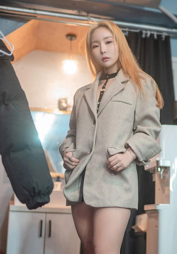 性感女模Jinju后台化妆间里链扣情趣写真