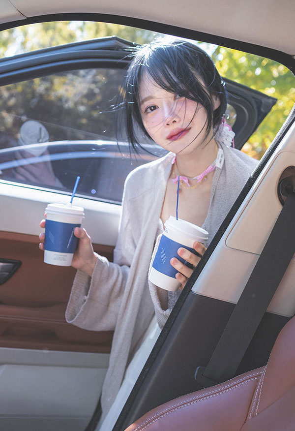 俏丽小美女Romi吊带白裙和她的男友出游