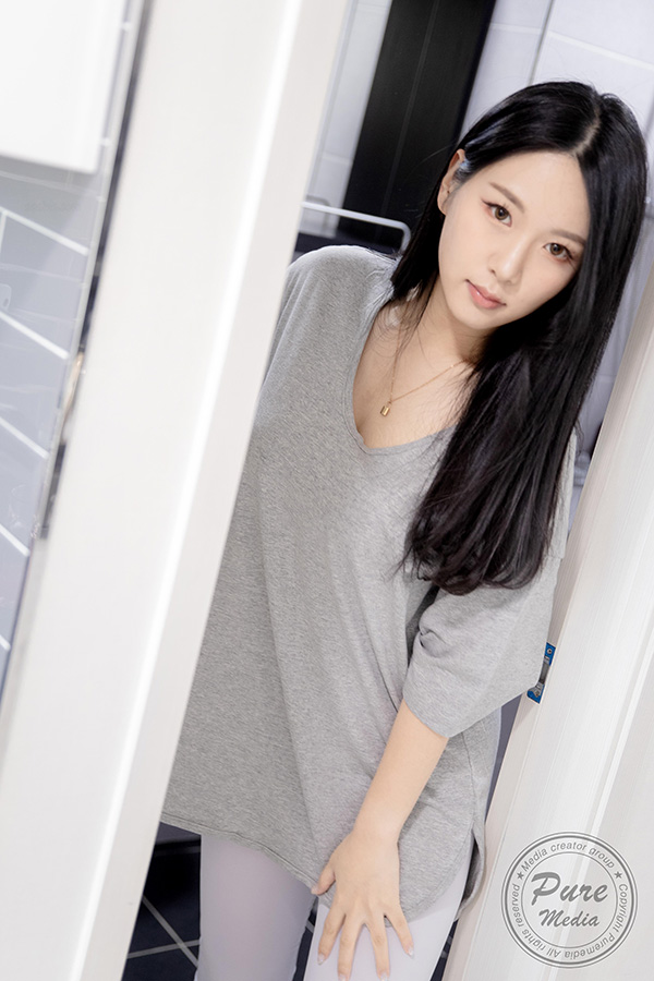 温柔长发女子灰色T恤居家吃蕉福利图集