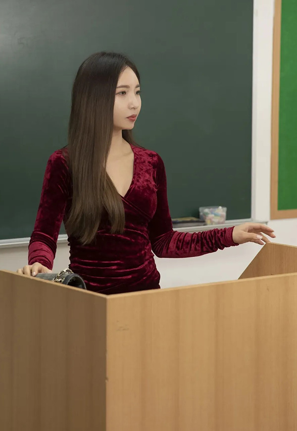 成人班上黑丝美女老师被调戏求放过