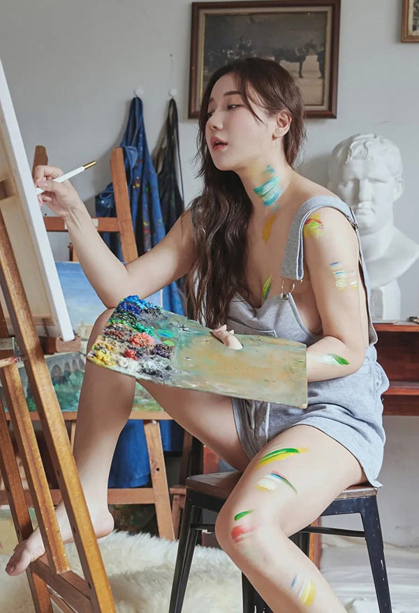 画室里的娇艳美女K.D.L背带裤小秀身材好正点